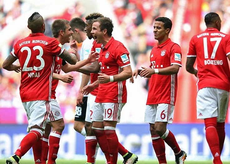 post card on-pitch-bayern-munich-16-17-home-kit (4).webp